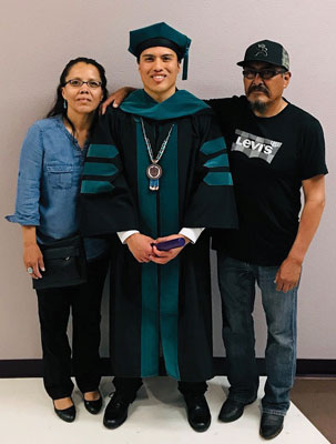 Dakota Kay with his parents